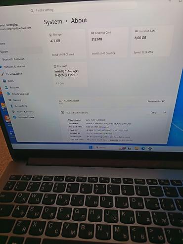 lenovo log: Lenovo noutbuku – gümüşü rəngdə, nazik korpuslu, 15.6" ekranlı model — 1