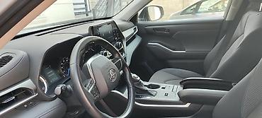 идеальное: Toyota Highlander Hybrid, серебристый кроссовер последнего поколения — 9