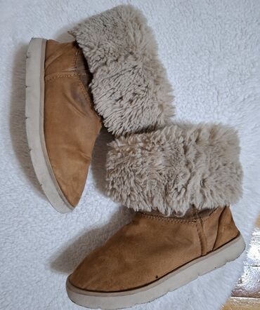 Ugg čizme: Ugg čizme, Zara, Veličina - 34 na lalafo.rs — 12 Ugg čizme: Ugg čizme, Zara, Veličina - 34 — 12