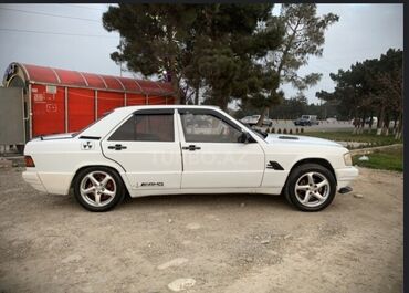 Информатика: Ağ rəngdə Mercedes-Benz 190E model avtomobil. Avtomobilin arxa