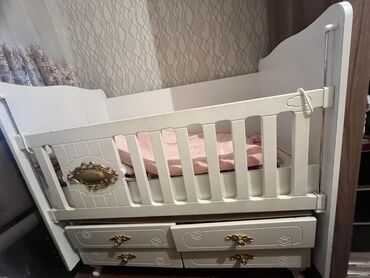 Oğlan və qız üçün, Dördbucaq, Beşik, Dəst ilə, Matras ilə, Yellənmə mexanizm ilə