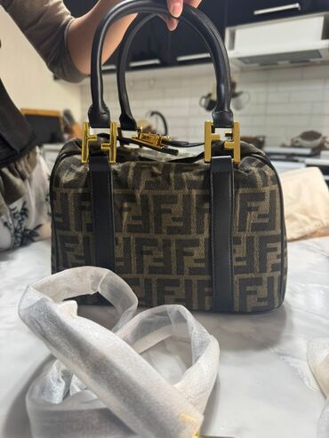 купить мужской клатч из натуральной кожи ручной работы: Сумка Fendi оргинал.Цена 4600