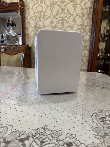 xaladenik mini: Portativ mini soyuducu, ağ rəngdədir və səyahətlər, avtomobil