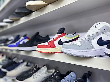 Детская обувь: Кроссовки и кеды — широкий выбор моделей на полках магазина. - — 1