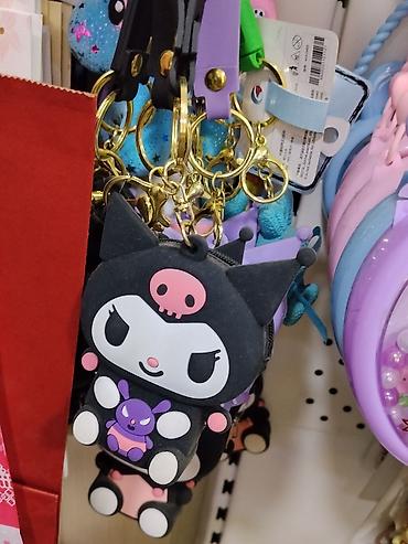 зайцев: Брелок‑кошелёк Kuromi - Компактный силиконовый чехол‑кошелёк в виде — 1
