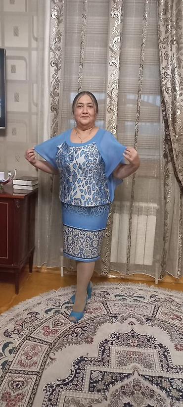 Mavi rəngli qadın geyim dəsti gözəl vezyetdedir - Üst: Qolları şifon