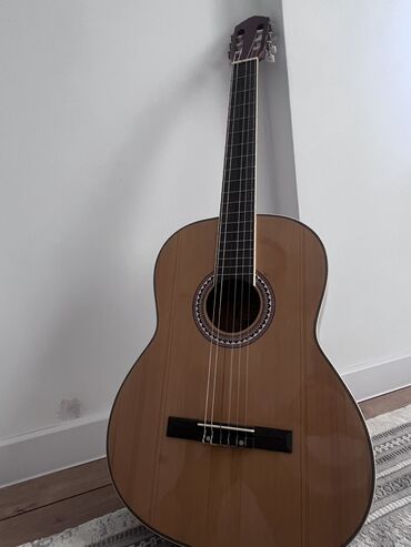 купить гитару бишкек: Chard Classical Guitar 
Model: EC3940
Недавно купленная