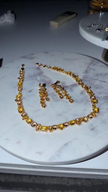 lakovana torba: Swarovski garnitura. Sa logom i gravurama. Bez originalne kutije — 2