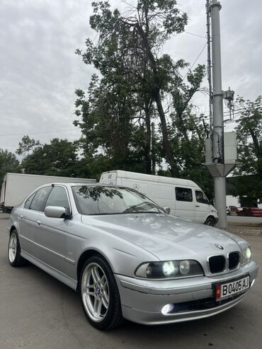BMW: Автомобиль BMW 5 серии в кузове E39 серебристого цвета. Седан с