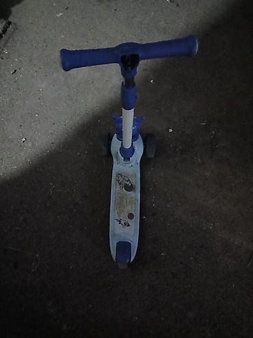 scooter kiraye: Uşaq skuterı – 3 təkərli, mavi-ağ rəngdə Xüsusiyyətlər: - Ön tərəfdə — 2