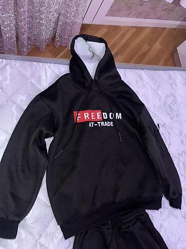 billionaire: Qara rəngli idman dəsti – “FREEDOM/AT-TRADE” yazılı - Dəst: kapüşonlu — 2