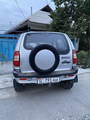 запаска шин: Chevrolet Niva: 2004 г., 1.7 л, Кол менен иштөөчү, Бензин, Кроссовер — 3
