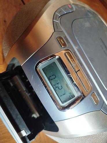 Zvučnici i stereo sistemi: Hitachi radiokasetofon Nema antenu inace radi, malo ga zeza dugme za — 3