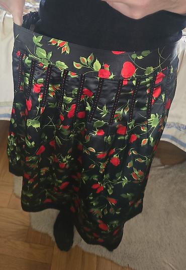 dva srca slike: Prelepa cvetna crna suknja sa crvenim ružama. Floral print. Meni je — 5