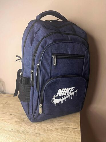 Sportske torbe i rančevi: 07. ranacevi 
40x28x15
3300 din — 11
