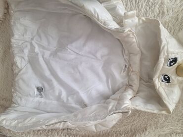 Kurtkalar: Uşaq üçün iki ədəd qalın qış üst geyimi dəsti. 1) H&M brendi, ağ — 2