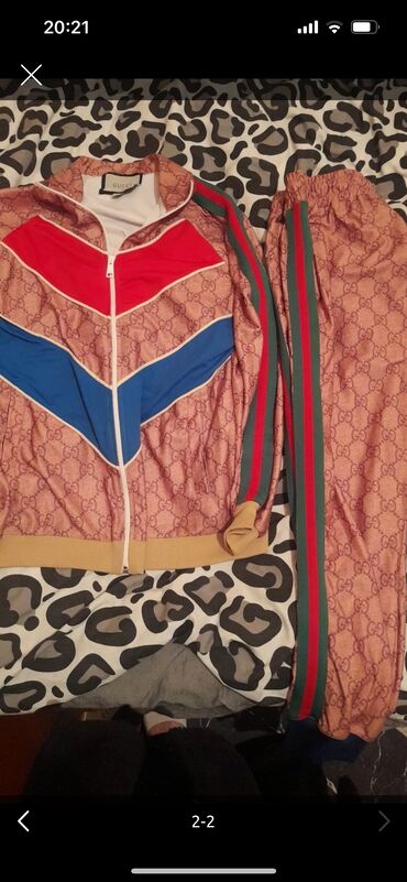 gucci: Yenıdı 60mt alınıb 25mt satılır L ölçü M olcuyede olur S de