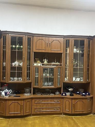 Künc vitrini ilə böyük qonaq otağı lalafo.az -da Künc vitrini ilə böyük qonaq otağı