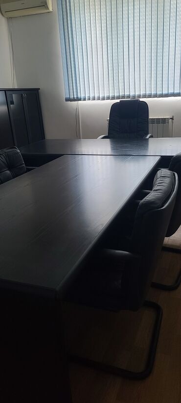 dest mebel: Qara rəngdə olan bu ofis mebeli dəstinə stol, stul və dolab daxildir