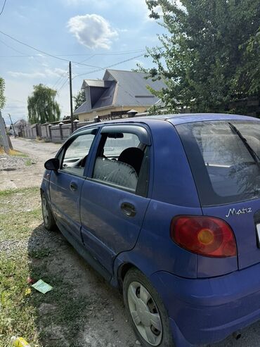 машина ала бука: Автомобиль Daewoo Matiz синего цвета, компактный хэтчбек с пятью