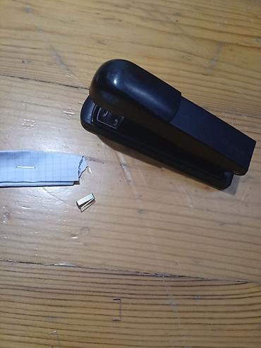 stepler boyuk: Qara stolüstü skobyator (stapler) - Standart ofis ölçülü skoblarla — 2