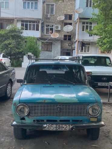 запчасти на паджеро 2: Mavi rəngdə, baqaj üçün damında xüsusi daşıyıcı ilə təchiz edilmiş bu