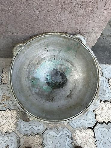 Большой казан из литого металла (похоже на алюминий). Классическая