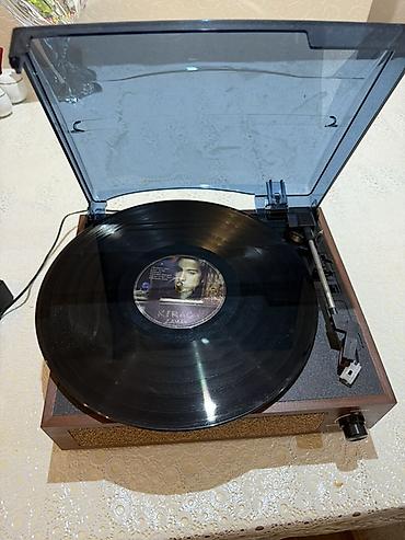 vinil disk: Vinil pleyer / qrammofon - Klassik taxta korpus və şəffaf tozqalxan — 2