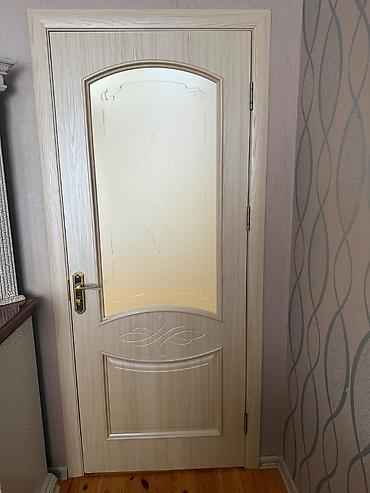 otaq qapllar: 5 ədəd otaq qapısı, yeni qapı alındığı üçün satılır. Ölçüləri 2*80sm — 5