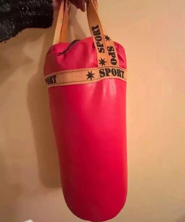 sport ayaqqabılar kisi üçün: Boks kisəsi satılır.Uzunluğu 42sm.Təzədir.Heç bir problemi yoxdur