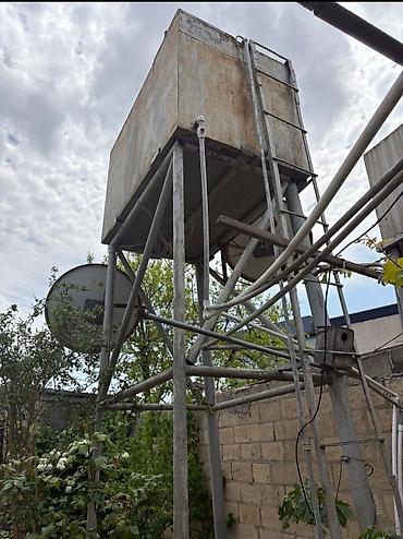 peyin: Metal çən və dayaq konstruksiyası - Üst hissədə böyük həcmli metal su — 2