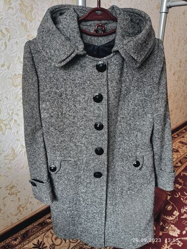 женские зимние кожаные куртки: Пальто с капюшоном Турция 5000 сом Размер 48 кожанная куртка с