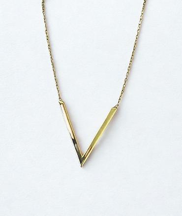 Серьги: Пара элегантных золотистых сережек с английским замком. Каждая сережка — 12