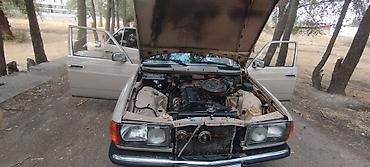 мер 220: Mercedes-Benz W123: 1985 г., 2 л, Механика, Бензин, Седан — 7