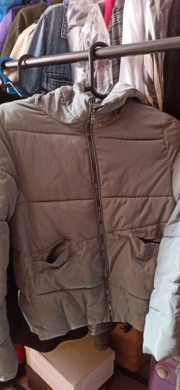 куртка на подростка: Легкая, но теплая деми куртка, можно взрослым( худощявым) и