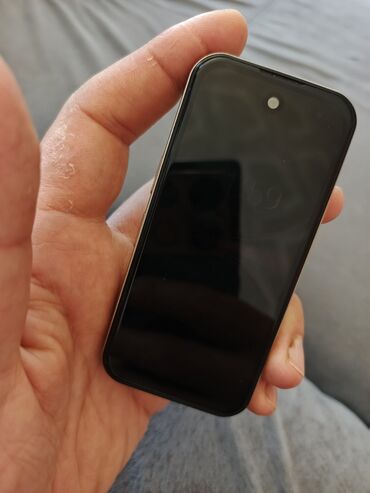 Kiçik ölçülü, qızılı rəngli smartfon. Cihazın ön hissəsində qara ekran