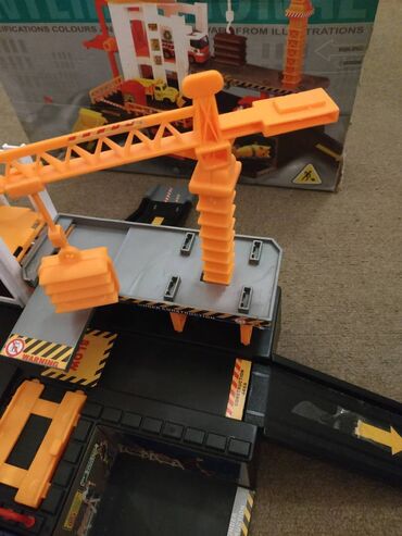 Igračke: Prodajem rasklopivu javnu garazu, u dobrom stanju, velicine 27 x — 1