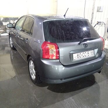 qosqular satisi: Bu, boz rəngli, 5 qapılı hetçbek tipli "Toyota Corolla" avtomobilidir