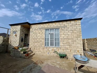 дом с гаражом и мансардой: Satılır: həyət evi - Tikili: qoşa daş divarlı, düzbucaqlı planlı