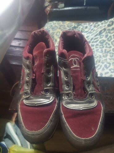 Ayaqqabılar: Məhsul: Kişi idman ayaqqabıları – 2 cüt 1) Bordo-qəhvəyi sneaker: -