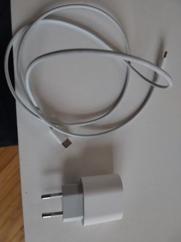 Digər mobil telefonlar: Smartfon – tam ekranlı, ön kamera üçün mərkəzdə deşikli displeyli — 9