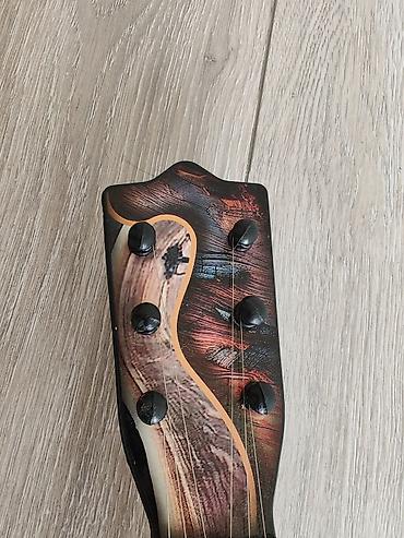 inkişaf etdirici oyuncaqlar: Dekorativ uşaq gitara formasında musiqi aləti. Korpus üzərində — 4
