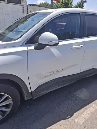 hyundai h: Автомобиль Hyundai Santa Fe белый жемчук цвета. На водительской