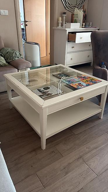 nocna komoda: Ikea klub sto sa staklenim gornjim delom i policom ispod. Kvadratnog — 1