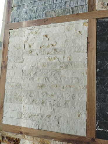 divar boyasi: Açıq krem rəngli dekorativ təbii daş panellər - Material: təbii daş