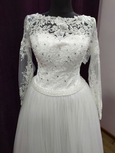 Свадебные платья и аксессуары: Красивое свадебное платье,Шикарно сидит на фигуре. Каждая невеста