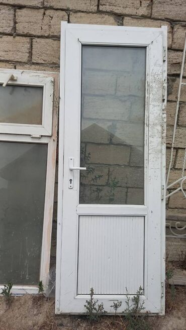 ag qapi: İşlənmiş Plastik qapı Ödənişli quraşdırma, Ünvandan götürmə