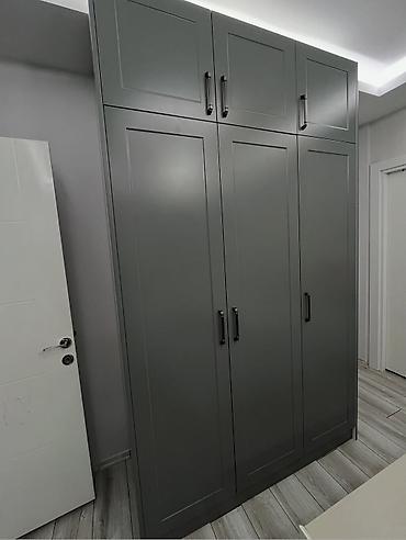 тумба для белья: Boz rəngdə, müasir dizaynlı çoxbölməli qarderob şkafı. Şkaf hündür — 1