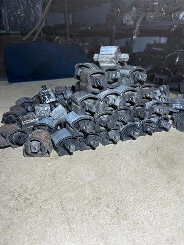 Подушки коробки передач: Подушка коробки передач Mercedes-Benz 2000 г., Б/у, Оригинал, Германия — 4