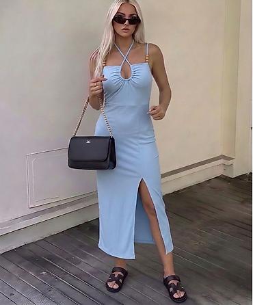 perla 34: Ribana midi haljina sa prorezom i ukrštenim bretelama
1800
Din
S M L — 2